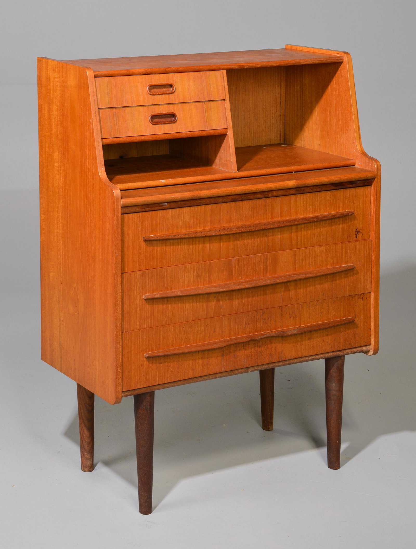 Mid Century Modern Drop Front Desk: Mid Century Modern Drop Front Desk - Damaged Handle - 39 in tall x 30 x 15