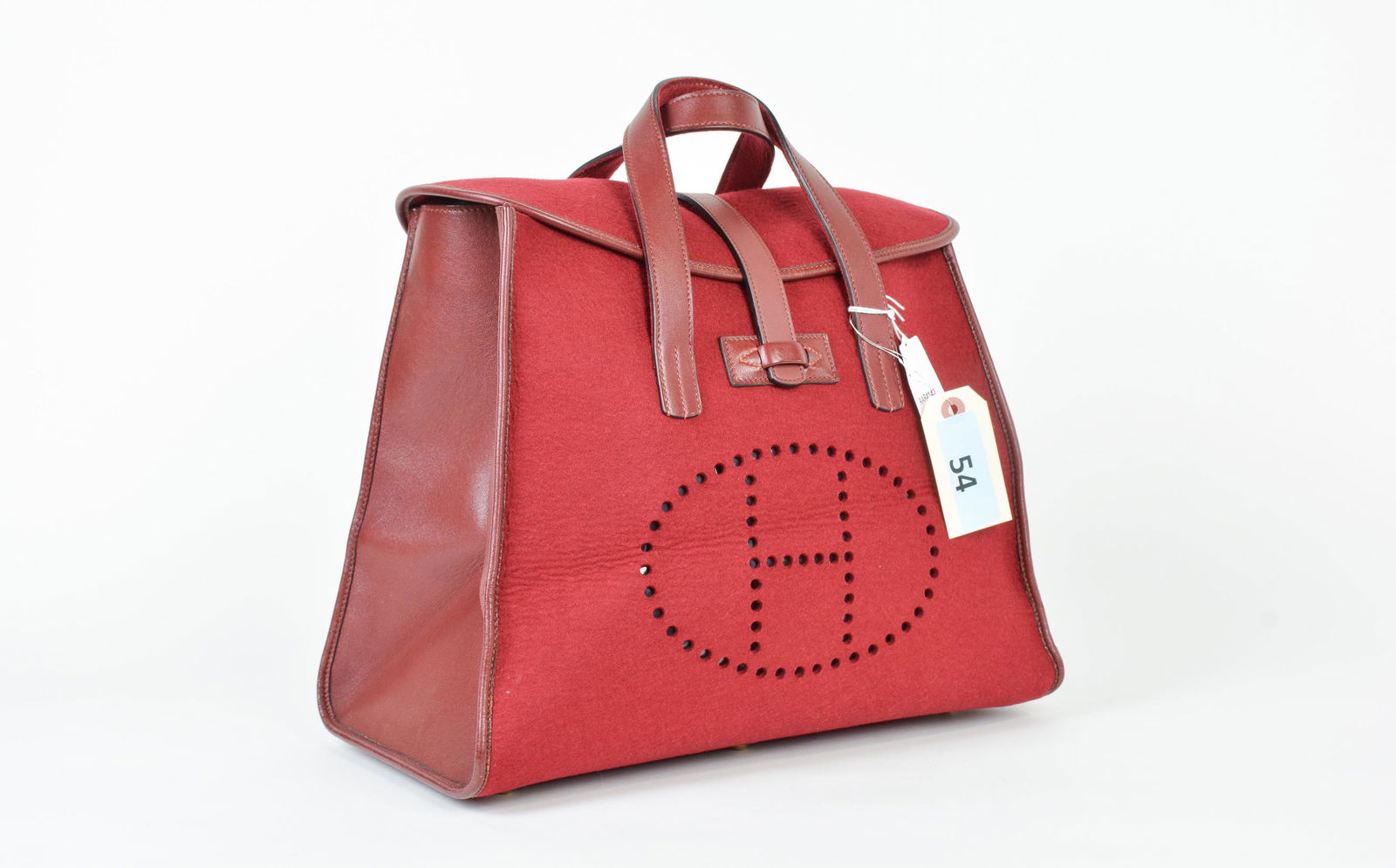 Hermes Feudou in Dark Red Feutre: Genuine Pre-Owned Hermes Feudou in Dark Red Feutre in A condition. Date Code is Stamp O in Square (2011) Measurements: 29*35*21cm (Length * Height * Width). This lot includes a certificate of authenti