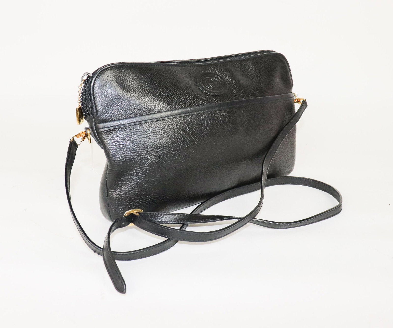 Gucci V-tage Logo Zip Crossbody - Black Gra-ed Leather: Genuine Pre-Owned Gucci Vintage Logo Zip Crossbody in Black Grained Leather in A condition. Date Code is 004-92-0230 This lot includes the following accessories: Dustbag. Measurements: 30*17*2,5cm (Le