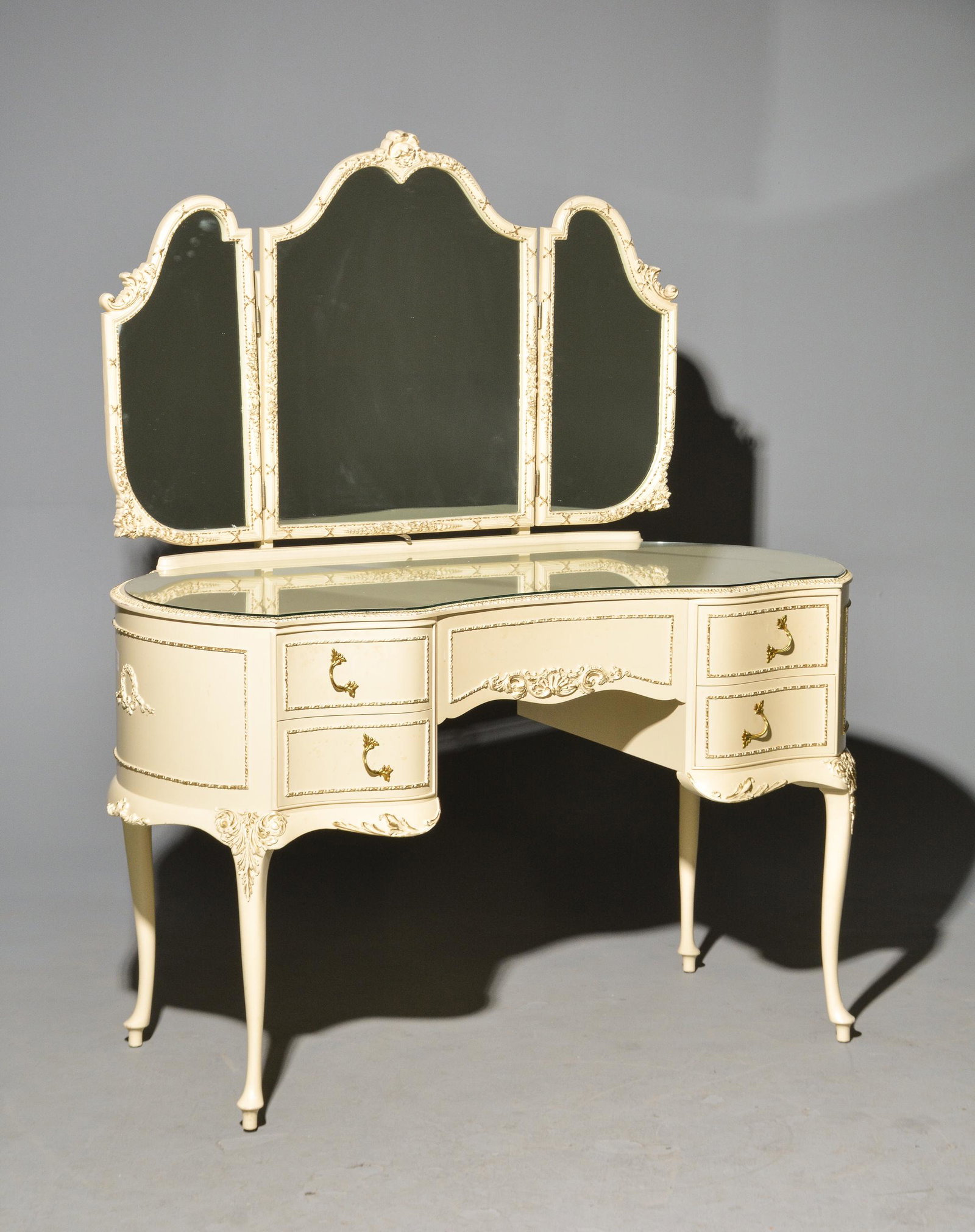 British Painted Triple Mirror Dresser: British Painted Triple Mirror Dresser - 58 in tall x 49 x 27, 31 in tall from floor to table top