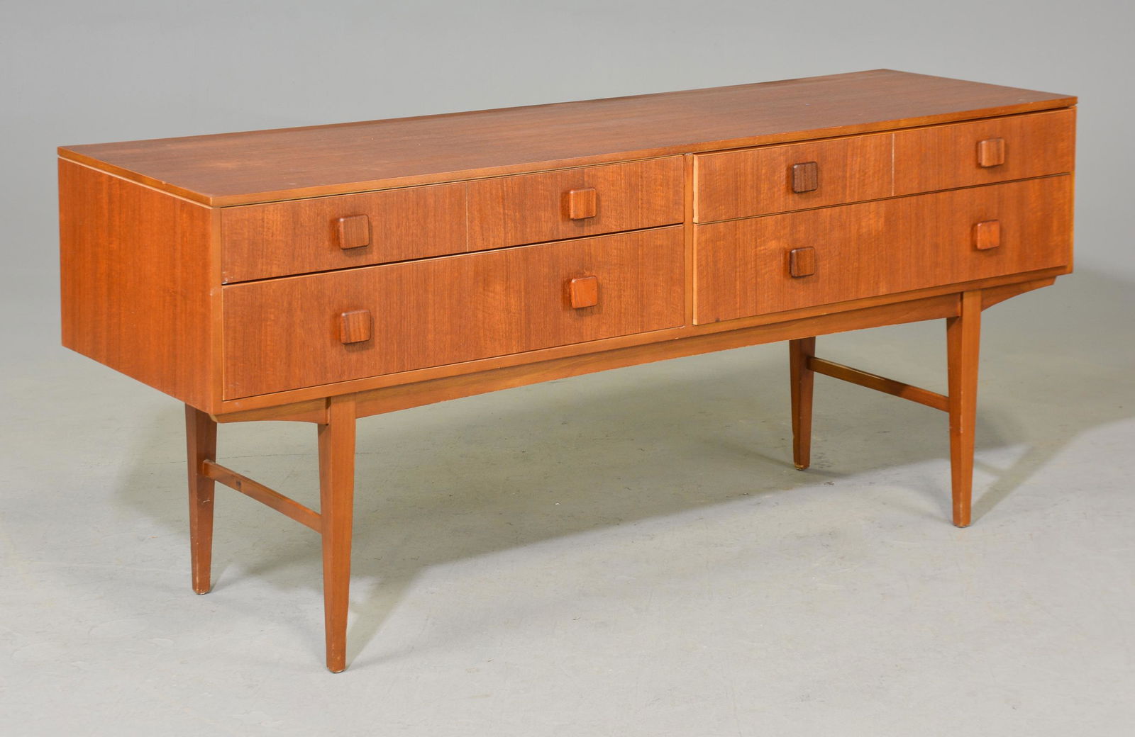 Mid Century Modern 4 Drawer Dresser / Chest (1 of 3)
