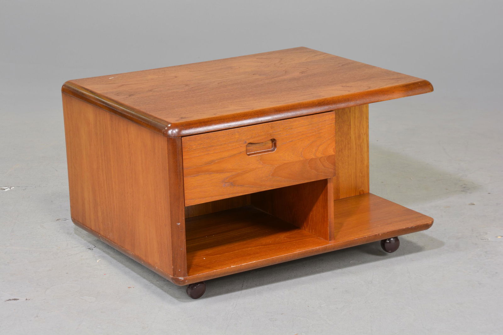 Mid Century Modern Rolling Coffee Table (1 of 3)