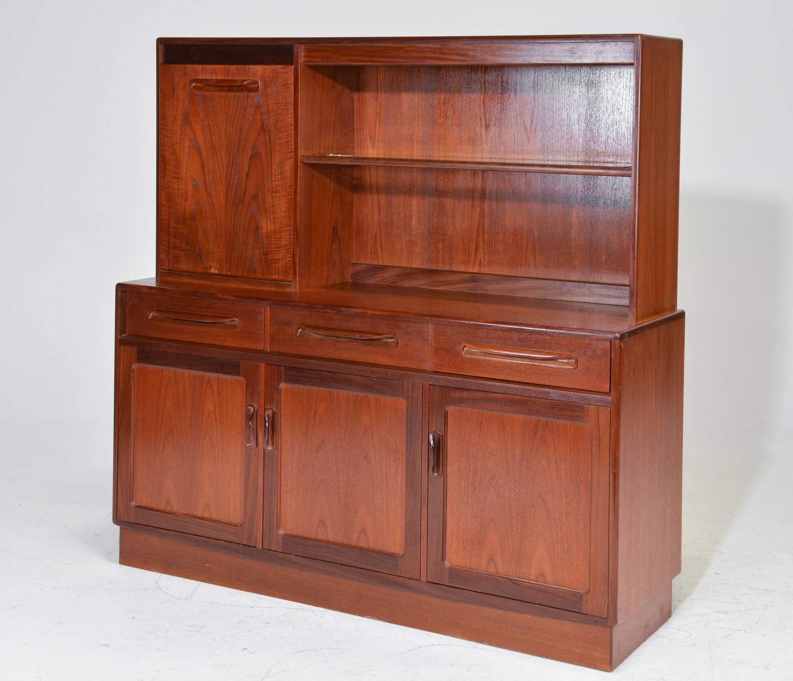 Mid Century Modern Cocktail Cabinet by G-Plan: This Danish Modern Style hutch / high board is British and made by Mid Century Modern Furniture Maker G Plan ( Gplan ) & is part of their "Fresco" Range. It has a mirrored drop down section with a gla