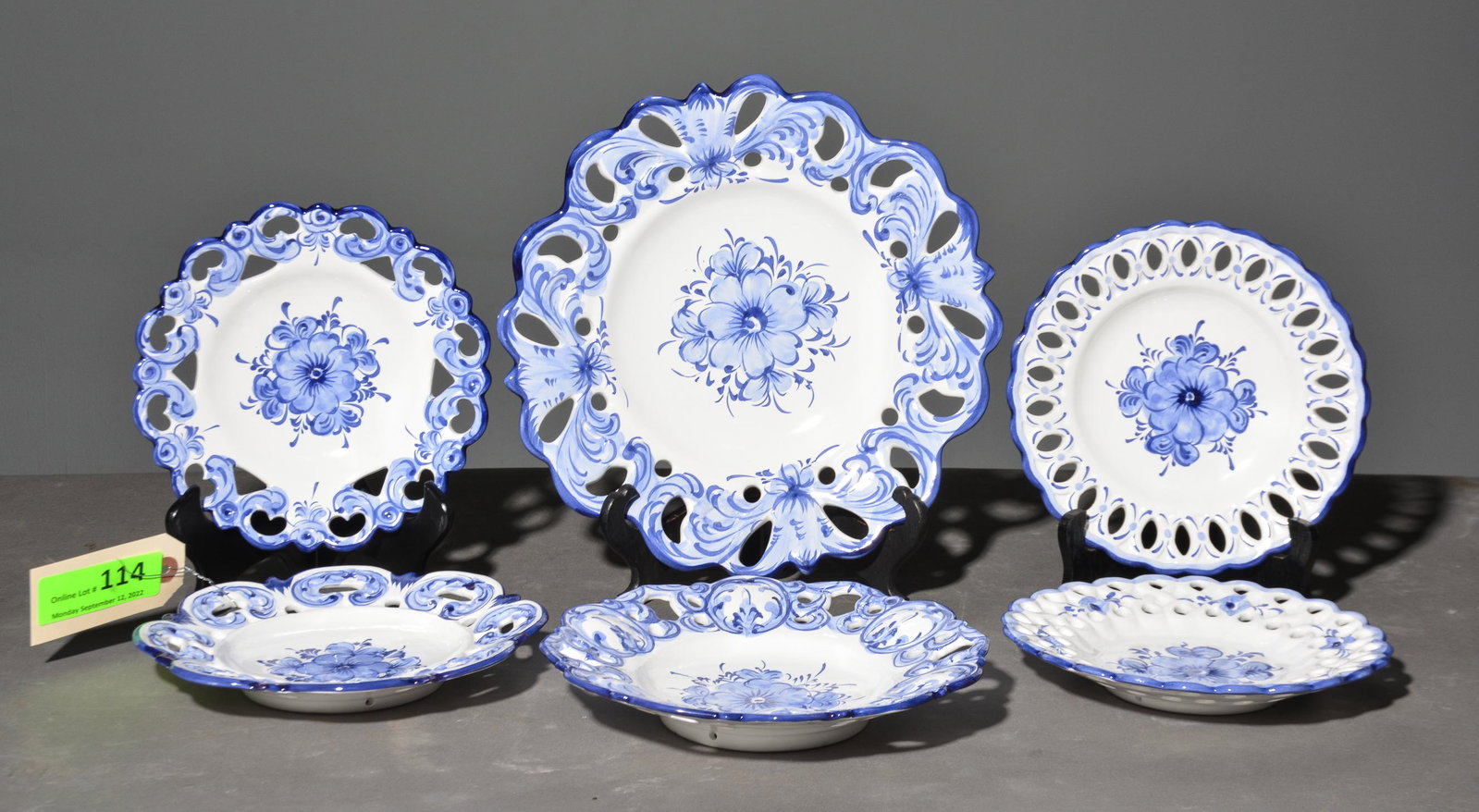 6pcs Blue & White Plates by Vestal: 6pcs Blue & White Plates by Vestal - Largest is 11 inch diameter