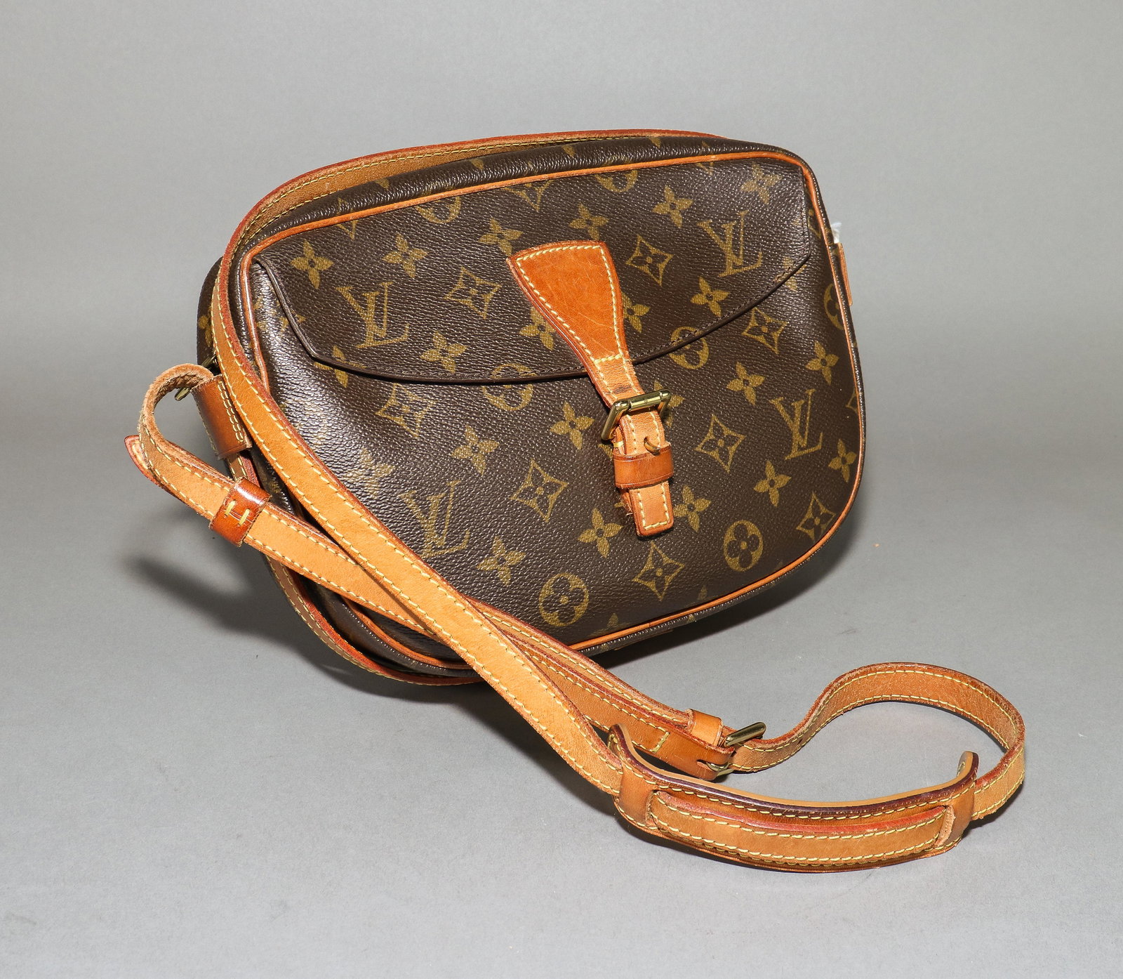 Louis Vuitton Jeune Fille MM in Brown Monogram Canvas: Genuine Pre-Owned Louis Vuitton Jeune Fille MM in Brown Monogram Canvas in AB condition. Date Code is TH0938 (March 1998) Measurements: 25*18*5,5cm (Length * Height * Width). This lot includes a certi