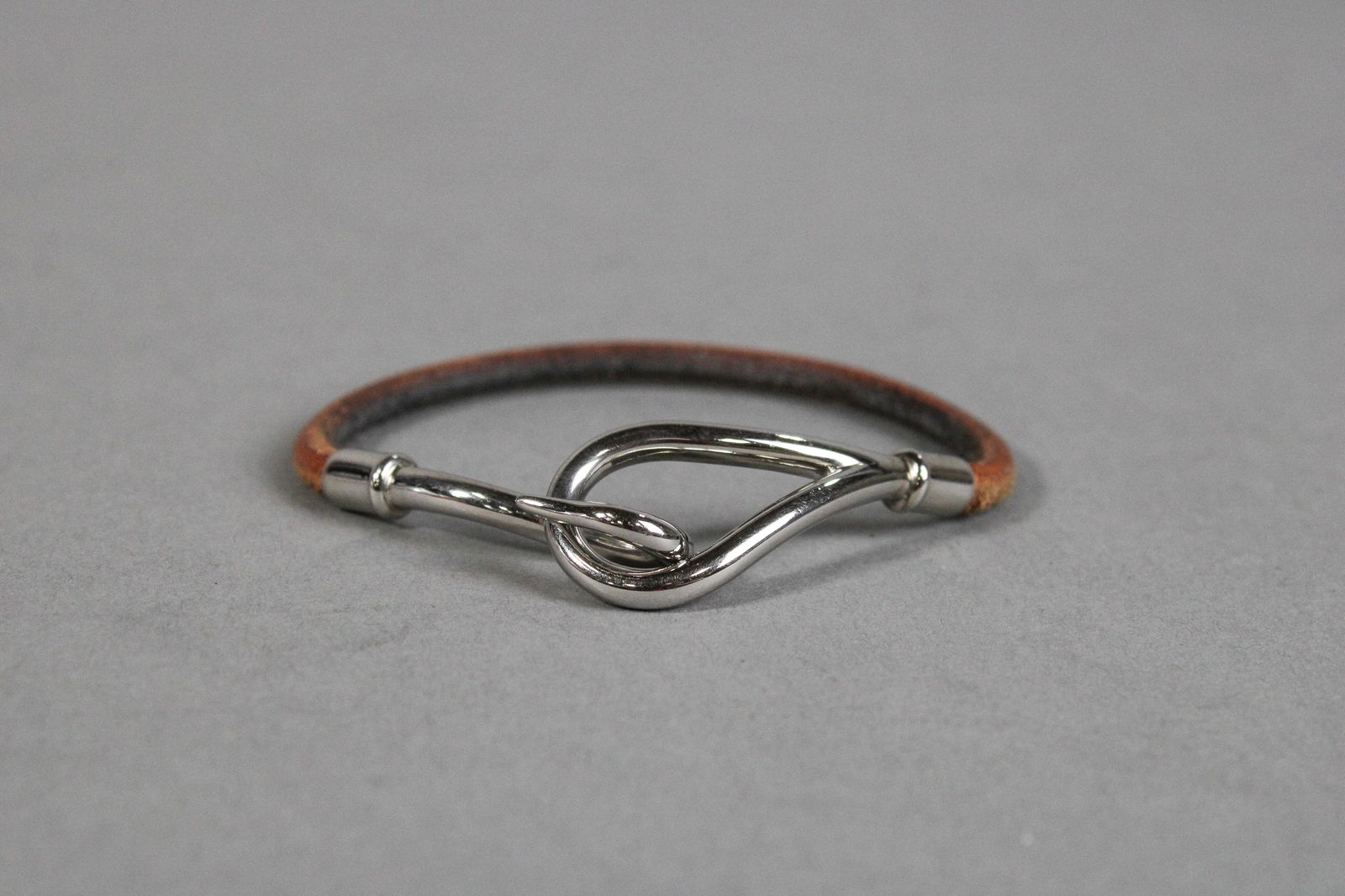 Hermes Jumbo Double Tour in Brown Smooth Leather: Genuine Pre-Owned Hermes Jumbo Double Tour in Brown Smooth Leather in AB condition. Date Code is N/A This lot includes the following accessories: Box. Measurements: (Length * Height * Width). This lo