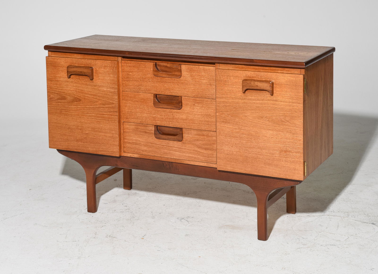 Mid Century Modern Sideboard / Credenza (1 of 6)