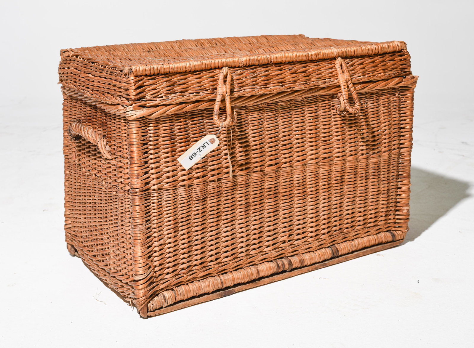 Wicker Oval Basket with Lid: Wicker Oval Basket with Lid