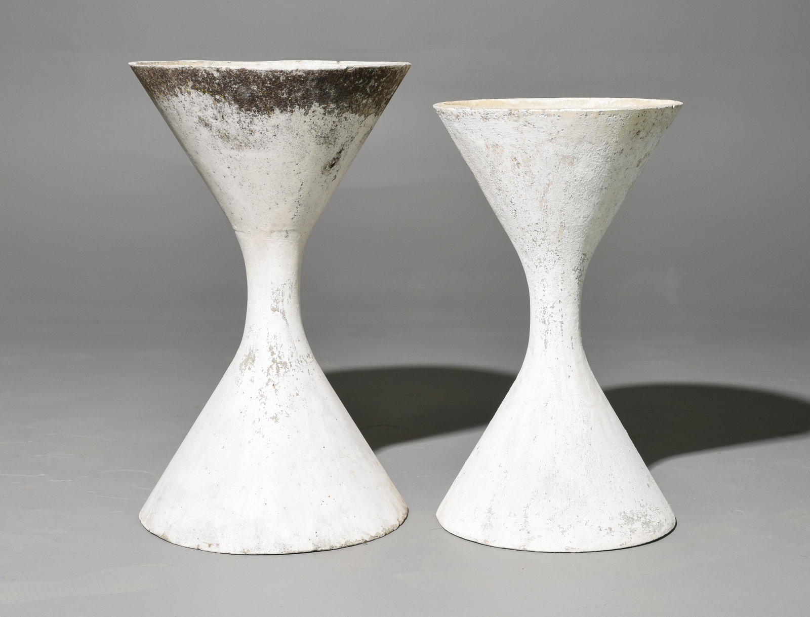 Willy Guhl (1915-2004) - 2 Diabolo Planters: Willy Guhl (1915-2004) - 2 Diabolo Planters - Measurement is for the largest one.16 1/2 inches x 27 1/4 inchesand14 1/4 inches x 25 inches