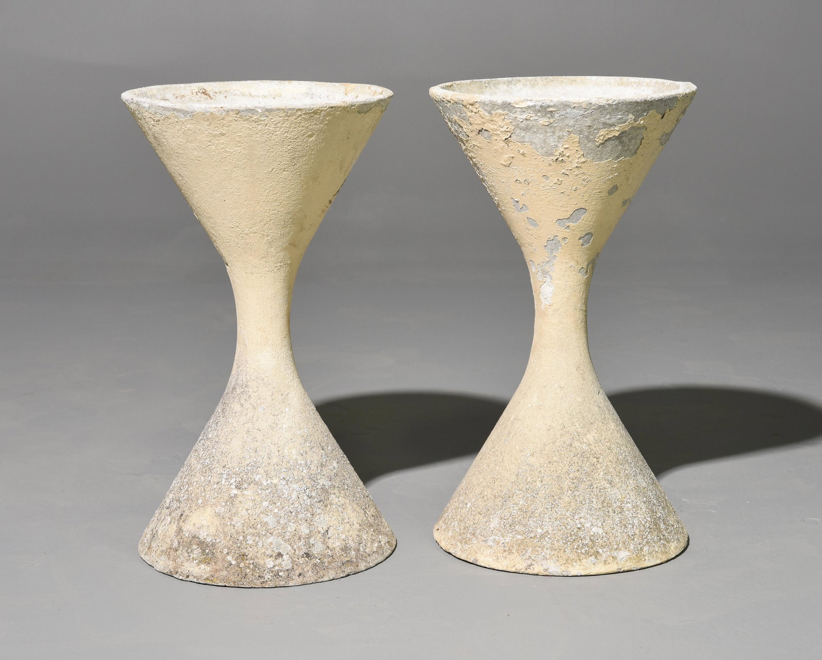 Willy Guhl (1915-2004) - 2 Diabolo Planters: Willy Guhl (1915-2004) - 2 Diabolo Planters - Measurement is for the largest one