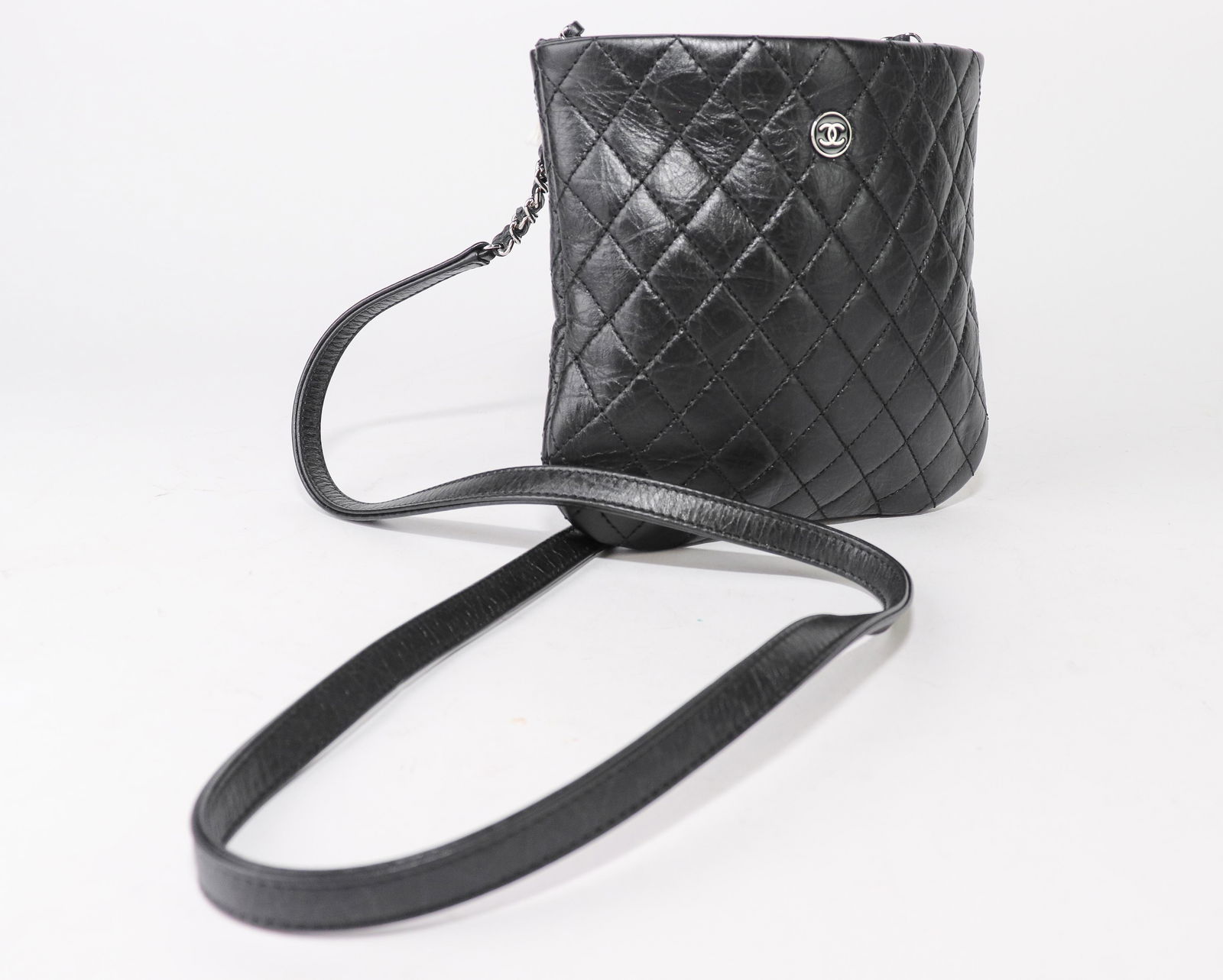 Chanel Porte croise in Black Quilted Leather: Genuine Pre-Owned Chanel Porte croise in Black Quilted Leather in AA condition. Date Code is 27318831 This lot includes the following accessories: Authencity Card. Measurement: 18 x 17 x 1.5 cm. This