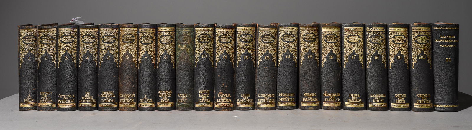Volumes 1 to 21 of Black / Gold Latin Dictionaries (1 of 5)