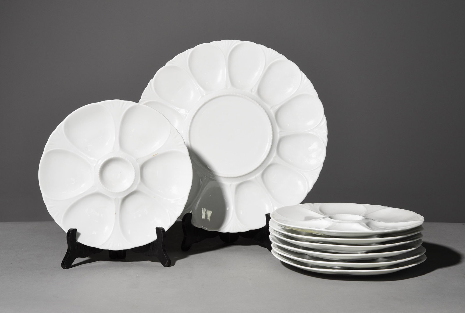 8pc French White Scallop Platter & Plates: 8pc French White Scallop Limoges Platter & 7 Plates - Platter is 1 in tall x 13 inch diameter