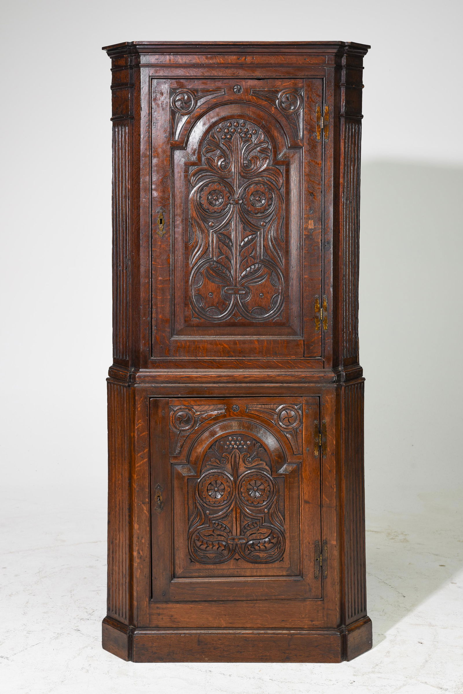 British Carved Oak 2 Door Corner Cabinet / Cupboard (1 of 5)