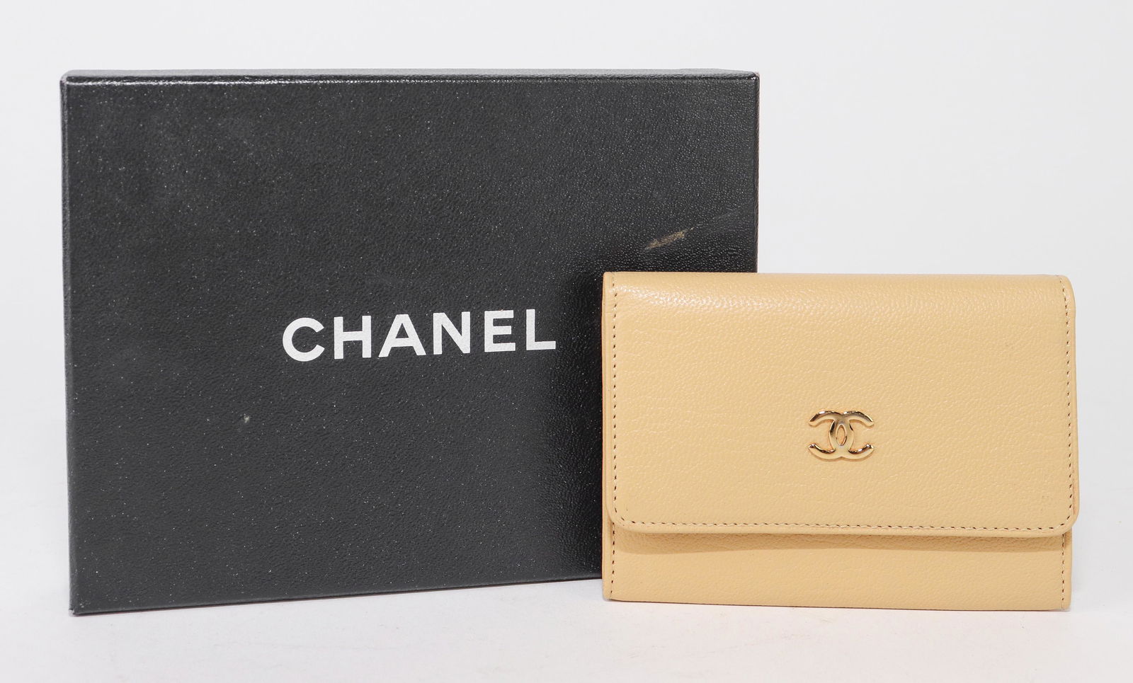 Chanel Small wallet   in Beige patent leather (1 of 3)