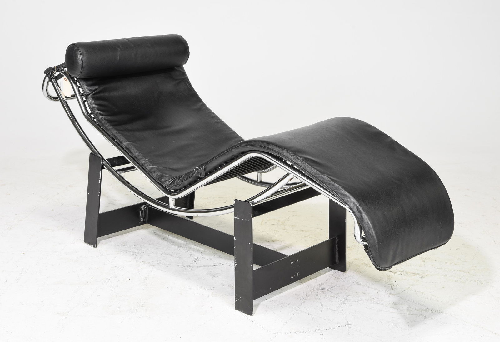 Le Corbusier LC4 Style Lounge Chair: Le Corbusier LC4 Style Black Vinyl Lounge Chair - 30 in tall x 69 x 22