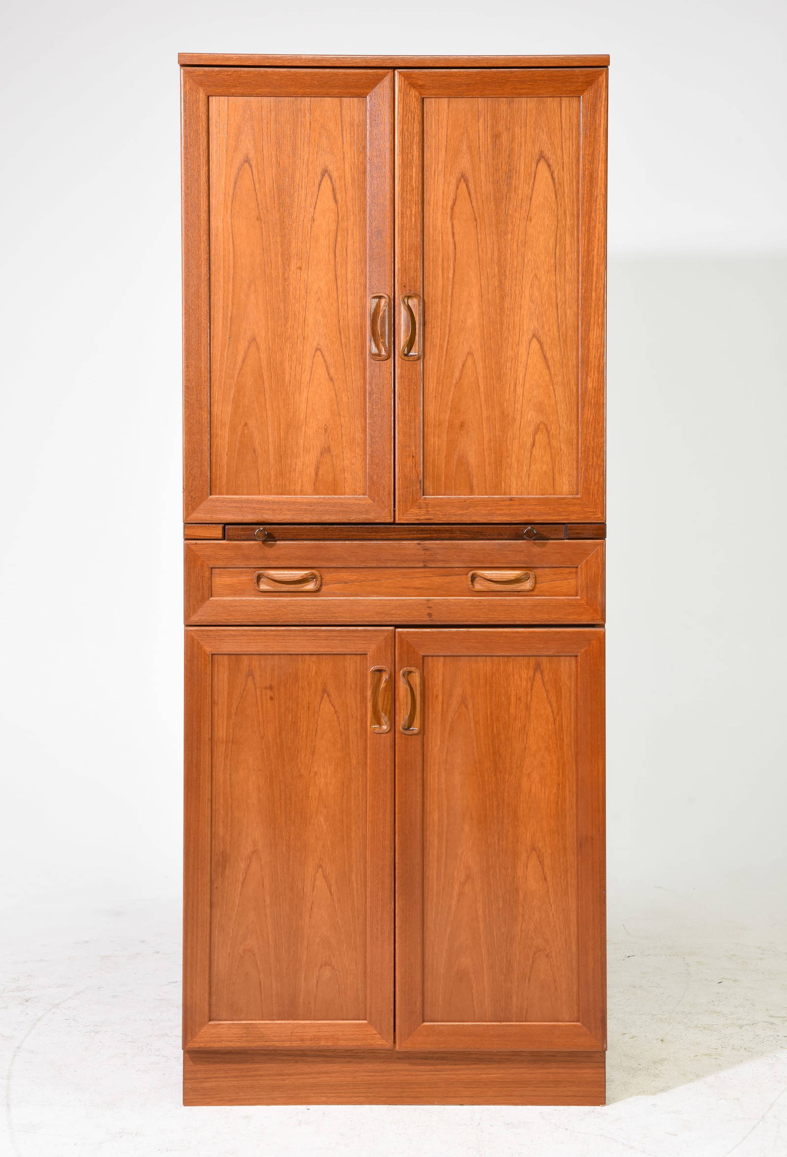 Mid Century Modern Cocktail / Bar Gplan Auction