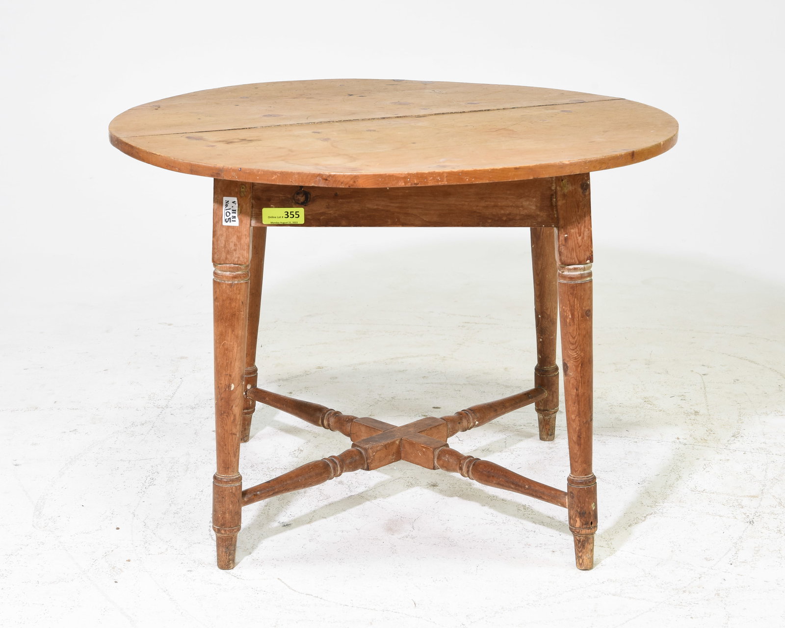 Victorian Pine Round Table (1 of 5)