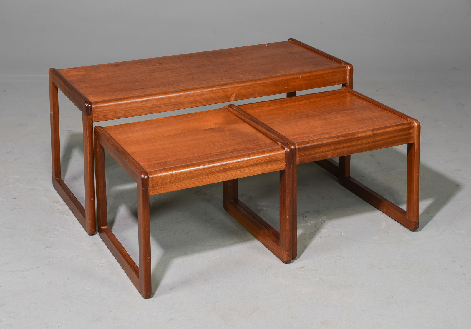 Mid Century Modern Nesting Coffee Table (1 of 3)