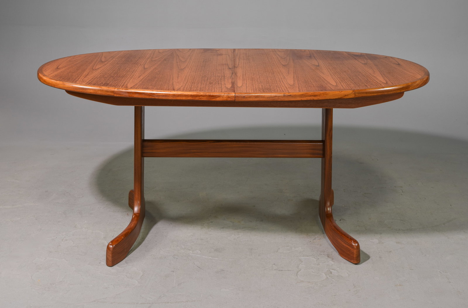 Oval Mid Century Teak Dining Table By G-Plan: This Danish Modern Style Teak Dining Table includes a pop-out butterfly style leaf & is made by Mid Century Modern Furniture Maker G Plan ( GPlan ), part of their fresco range . - 29 in tall x 64 x 42