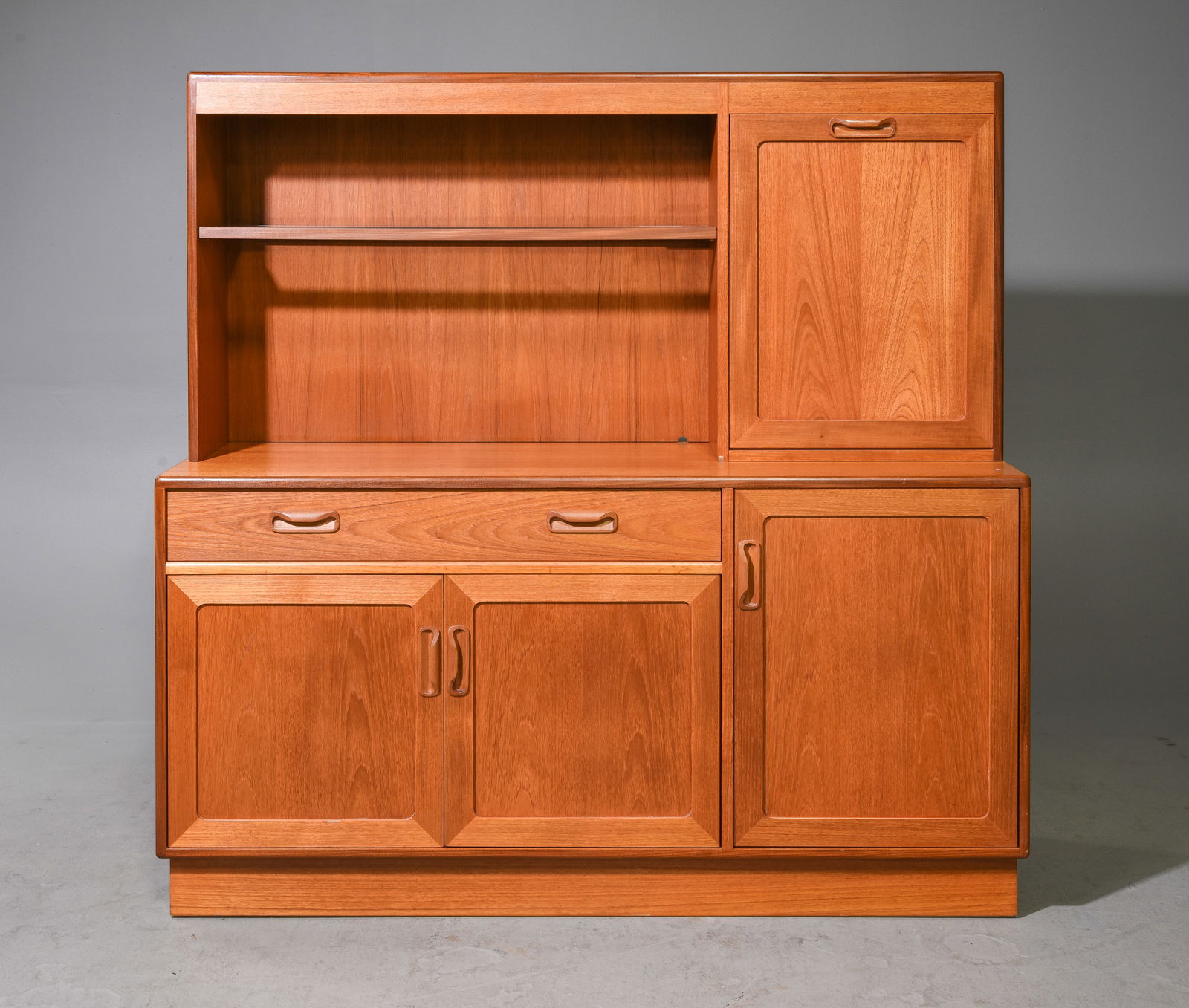 Mid Century Modern Cocktail / Hutch Gplan Auction