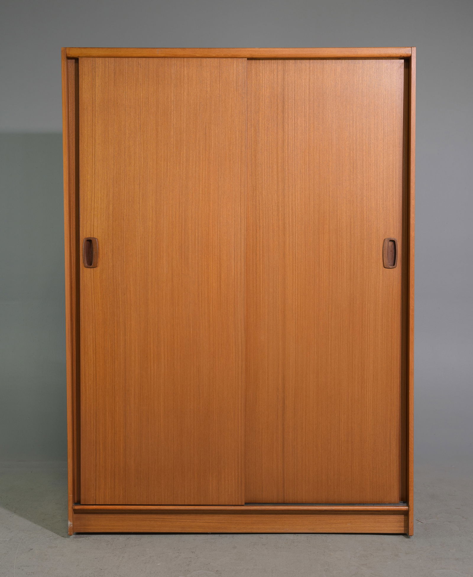 Mid Century Modern Sliding Door Robe - Austinsuite #1 (1 of 7)