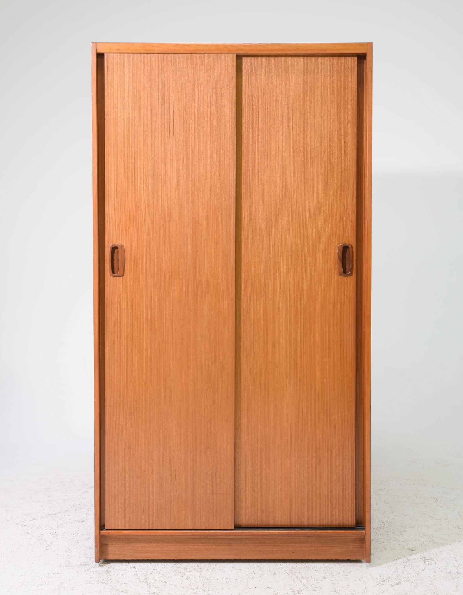 Mid Century Modern Sliding Door Robe - Austinsuite #2 (1 of 6)