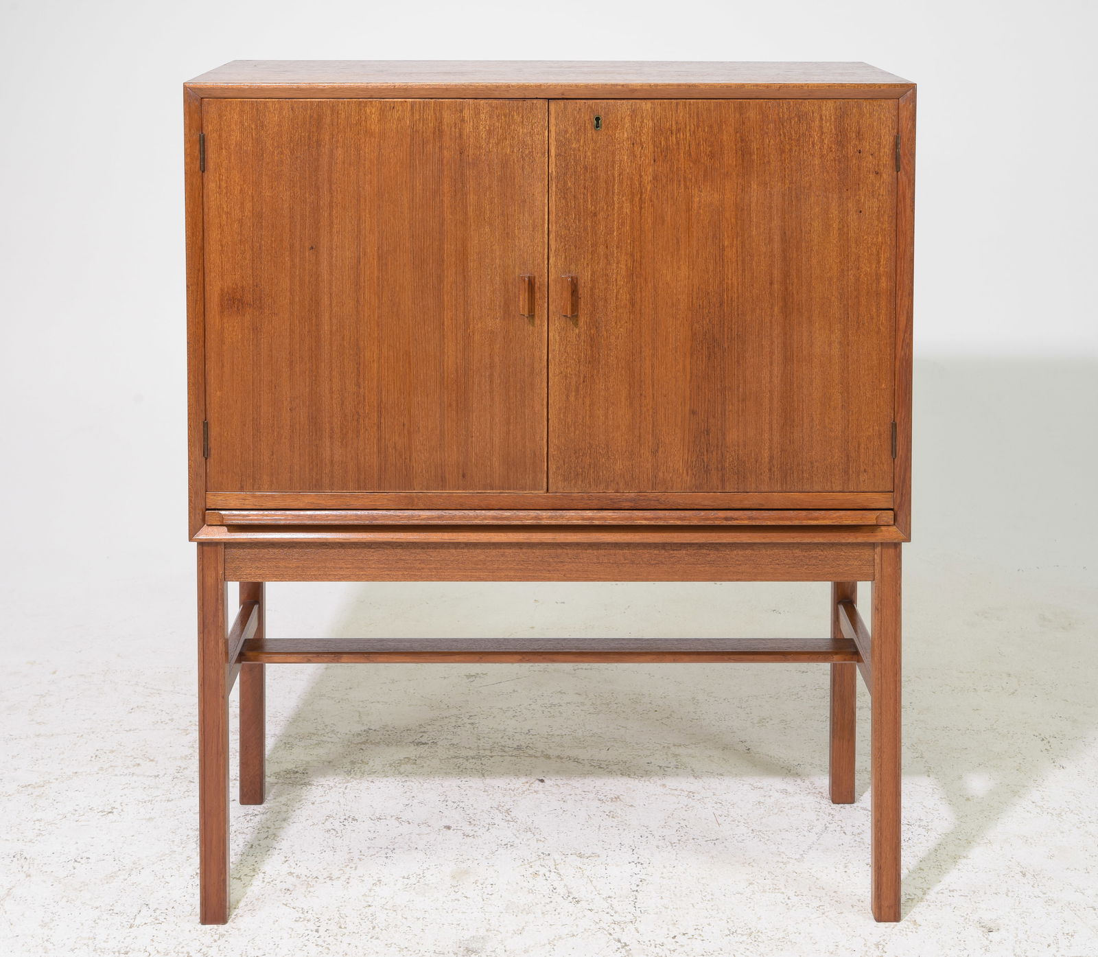 Mid Century Modern Cocktail / Bar Cabinet (1 of 3)
