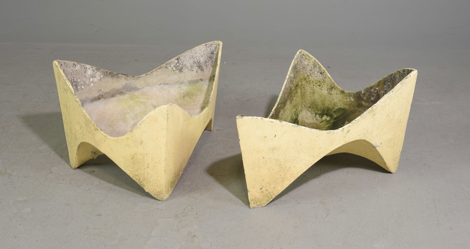 Willy Guhl (1915-2004) - 2 Asymmetric Tooth Planters: Willy Guhl (1915-2004) - 2 Asymmetric Tooth / Molar Modernist Planters - These abstract triangular models are very rare. - Much of Willy Guhl's work is crafted from either concrete or Eternit & made i