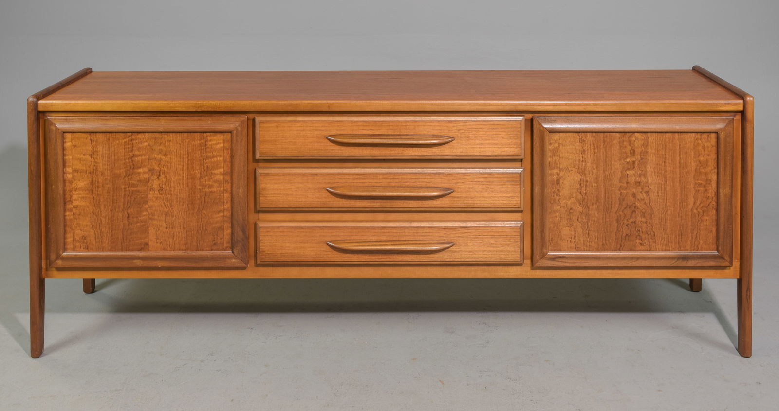 Mid Century Modern Sideboard / Credenza (1 of 7)