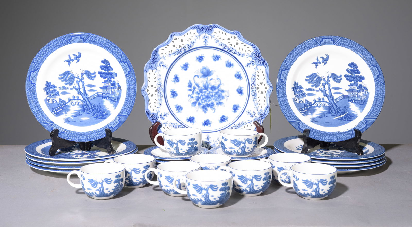 31pcs Assorted Blue & White Plates, Cups & Saucers (1 of 5)