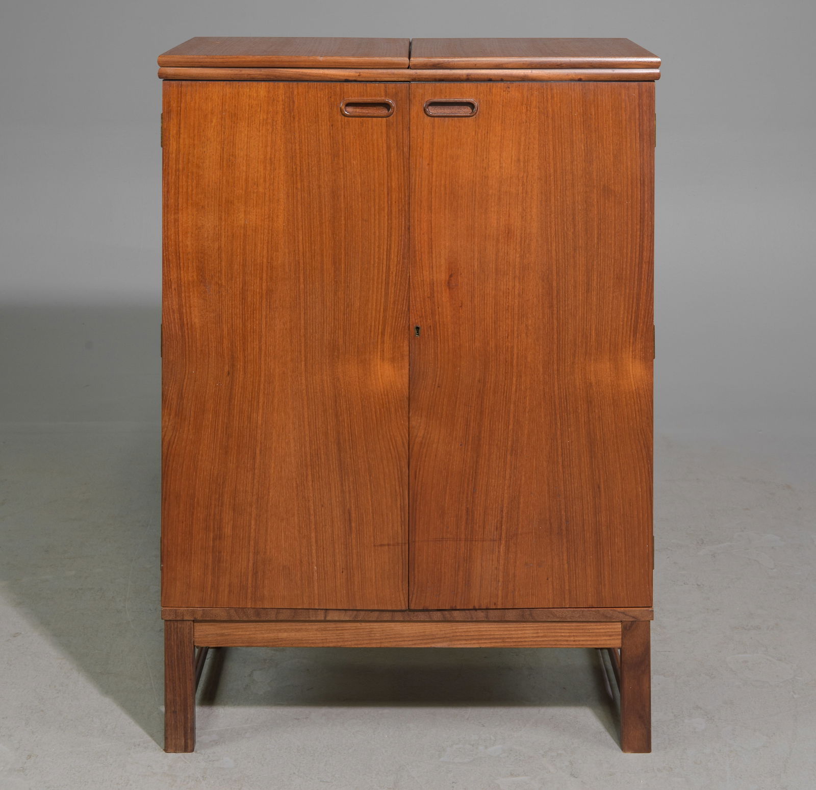 Mid Century Fold Open Cocktail Bar By Turnidge (1 of 8)