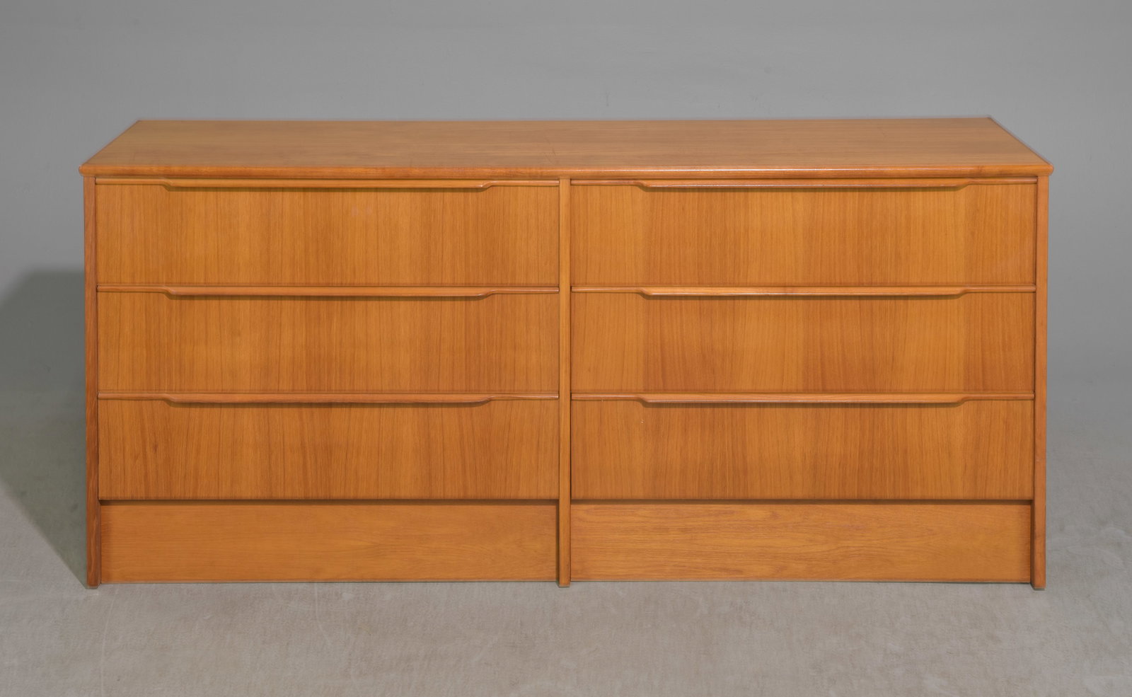 Mid Century Modern 6 Drawer Chest / Sideboard: Danish Modern Style 6 Drawer Chest / Sideboard - 26.5 inches tall x 85 x 16.5