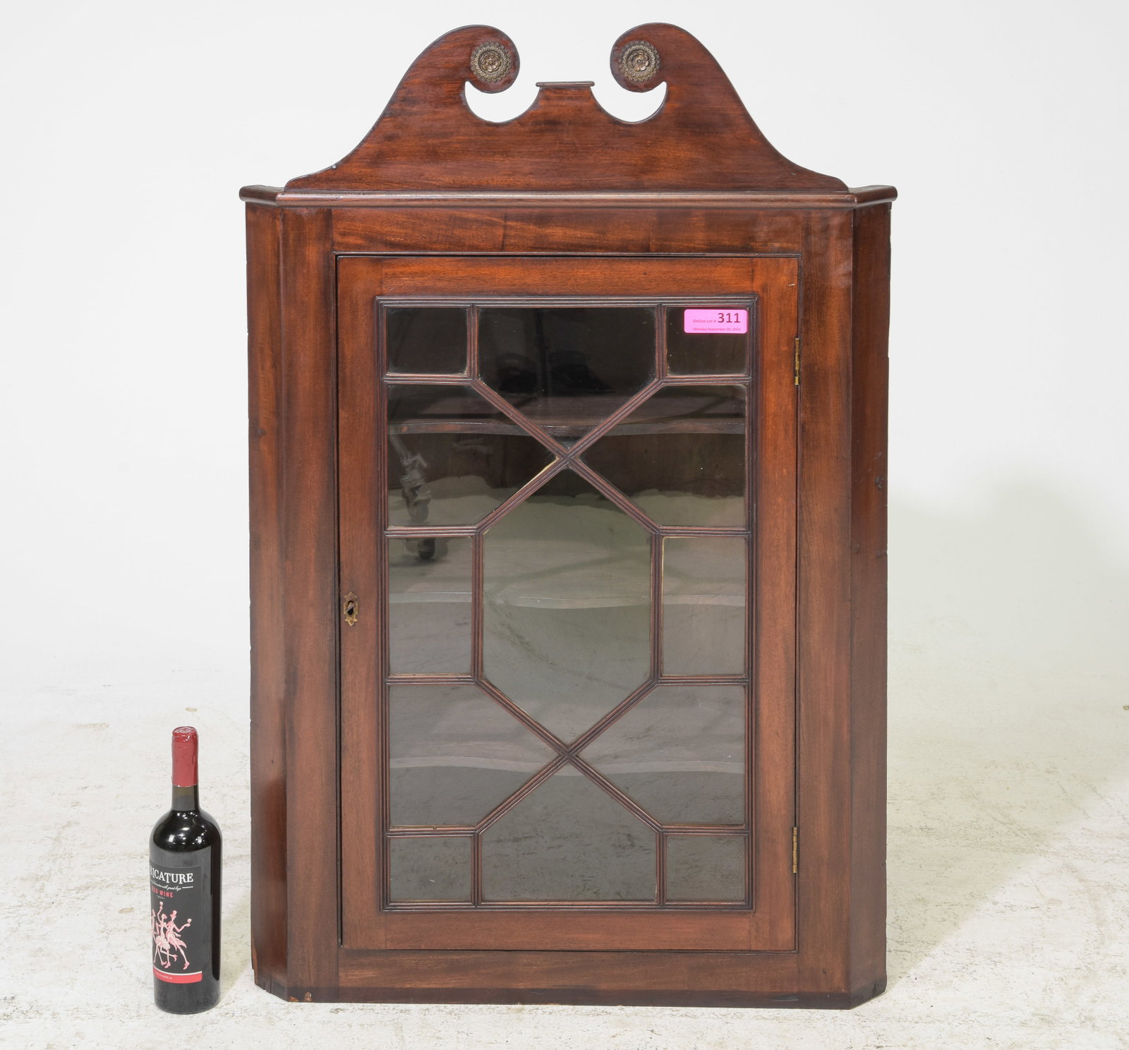 Georgian Style Mahogany Corner Cabinet c.1920's: Georgian Style Mahogany Corner Cabinet c.1920's-30's - 43.75 in tall x 28.75 x 15