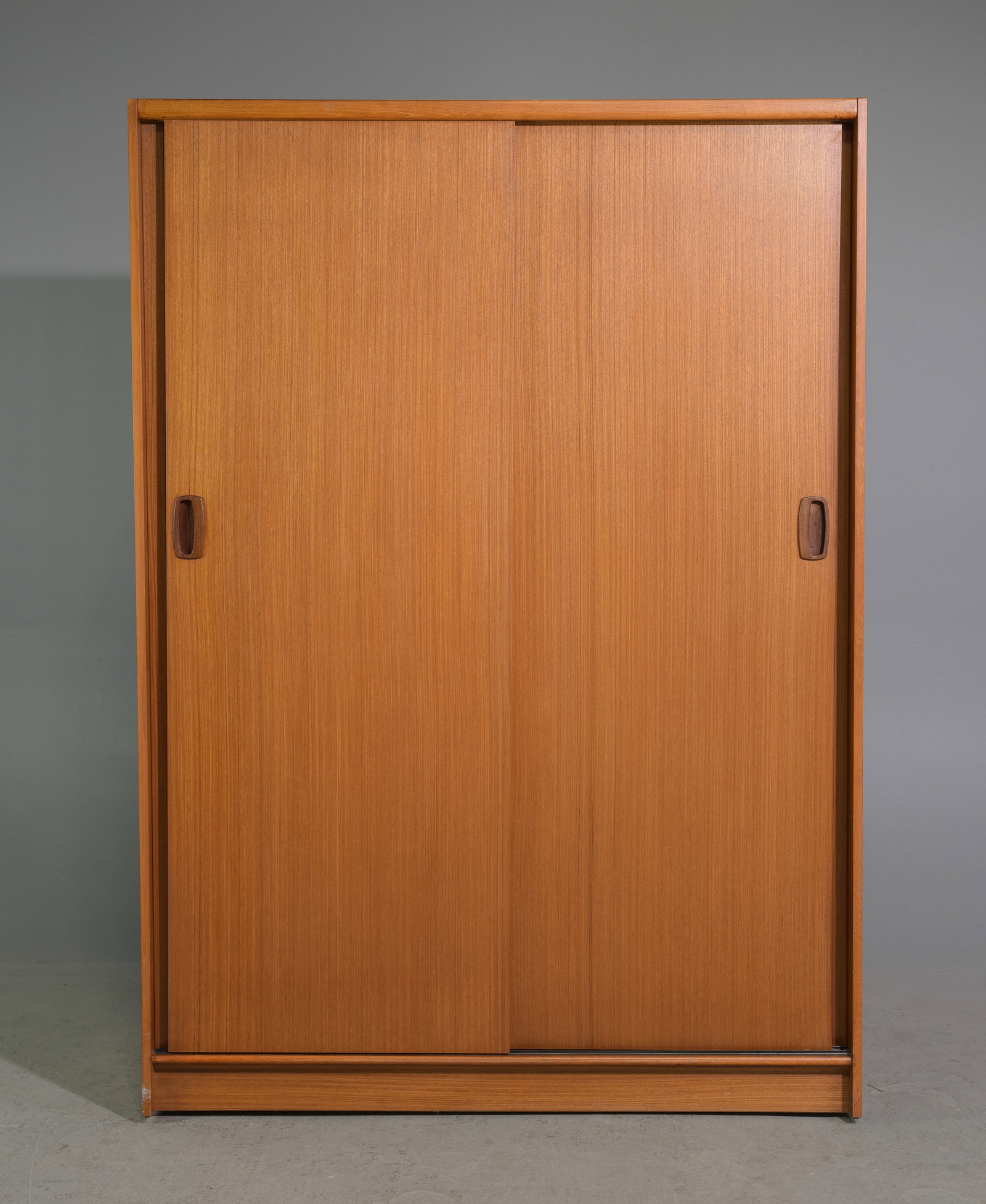 Mid Century Modern Sliding Door Robe - Austinsuite #1 (1 of 7)