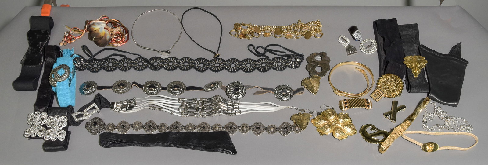 32 Assorted Belts & Belt Accessories / Buckles: 32 Assorted Belts & Belt Accessories / Buckles