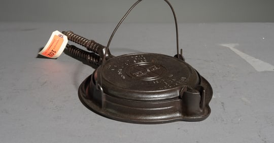 American Cast Iron Griswold No. 9 Waffle Pan