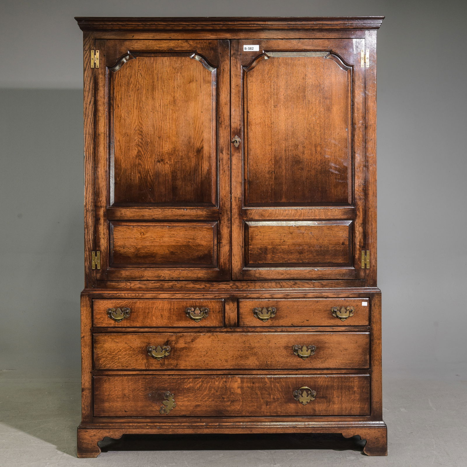 Double Door Oak Linen Cupboard / Robe (1 of 7)