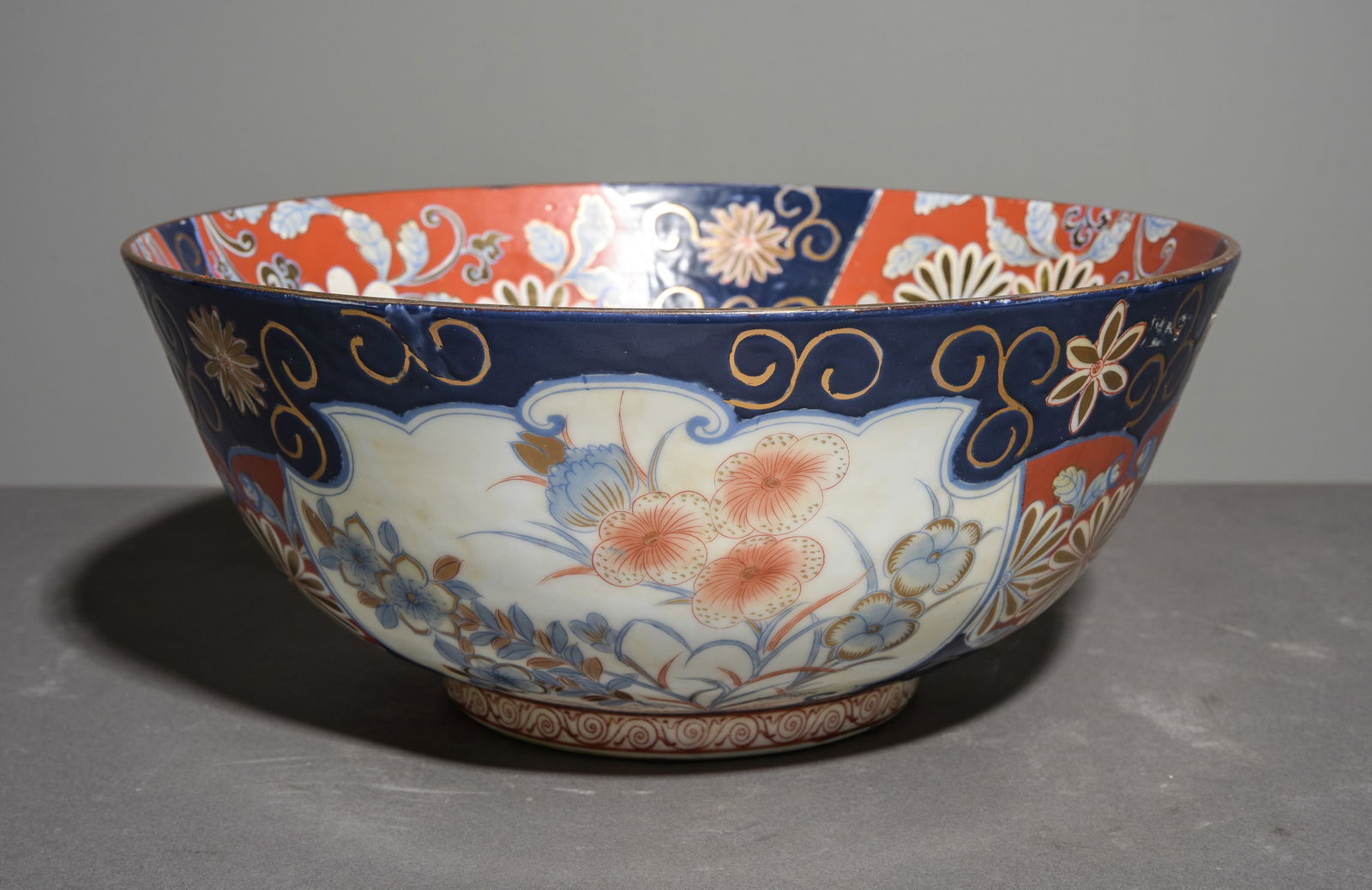Heavy Gold Inlaid Center Bowl in Imari Colors (1 of 4)