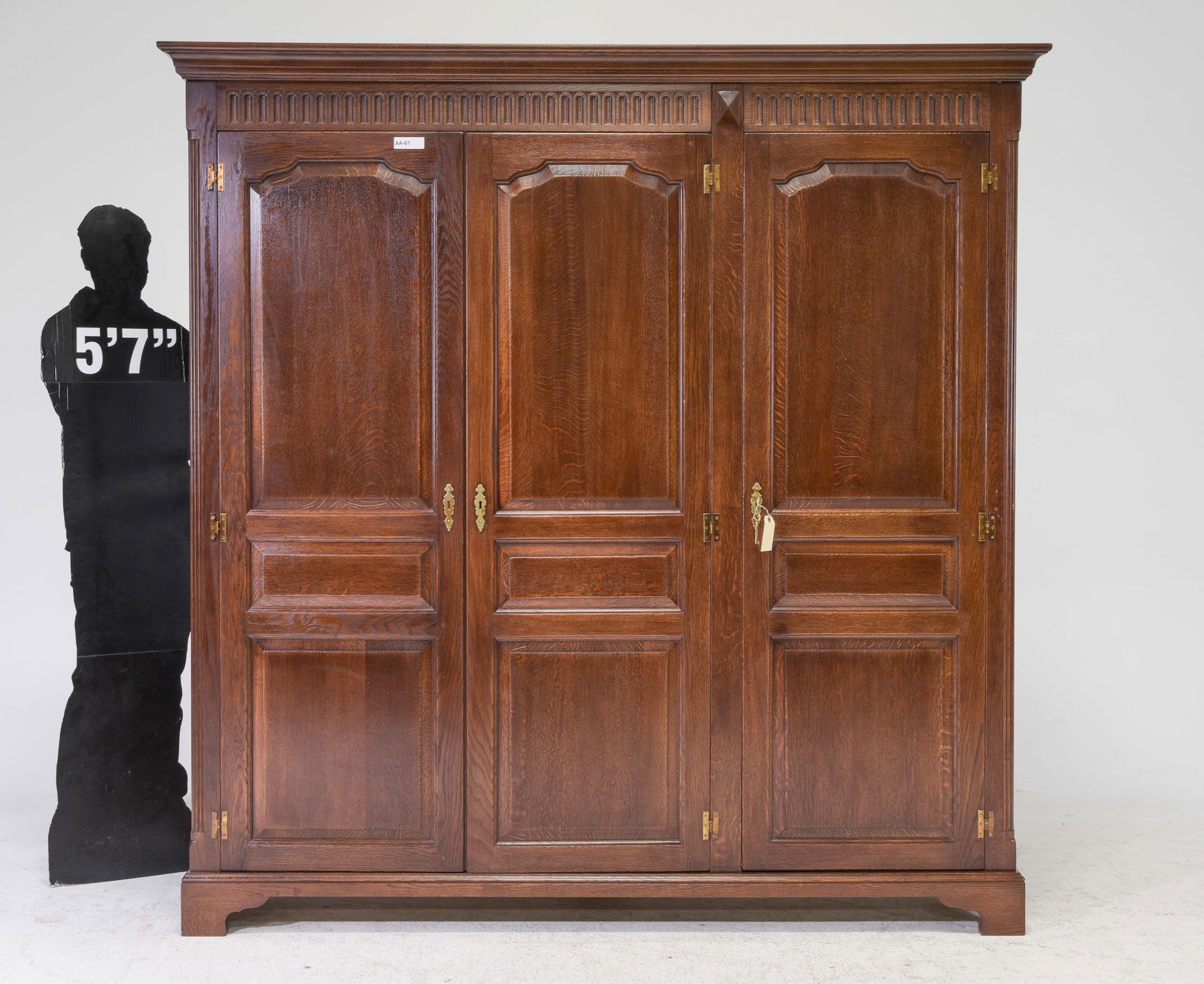 English Triple Door Oak Armoire / Robe: English Triple Door Oak Armoire / Robe - 78.25 in tall x 77.25 x 23.5