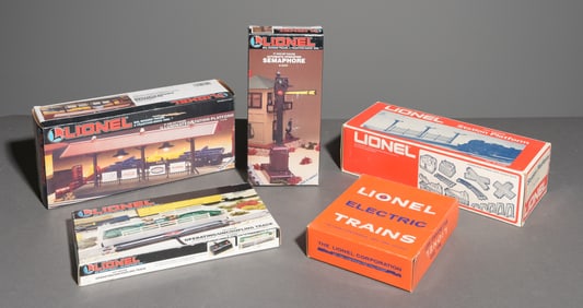 5 Lionel Train Accessories in Original Box