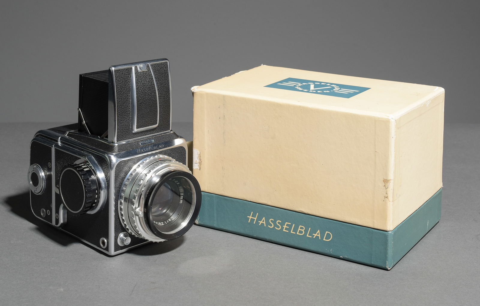 1000F with Carl Zeiss Tessar 1:2,8 80mm Lens with Film Magazine in Vintage Original Packaging: Item: 1000F with Carl Zeiss Tessar 1:2,8 80mm Lens with Film Magazine in Vintage Original PackagingBrand: HasselbladModel/Serial Number: