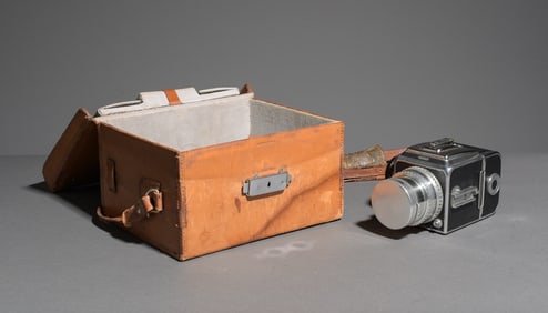 1000F with Carl Zeiss Tessar 1:2,8 80mm Lens with Film Magazine, In Brown Leather Case