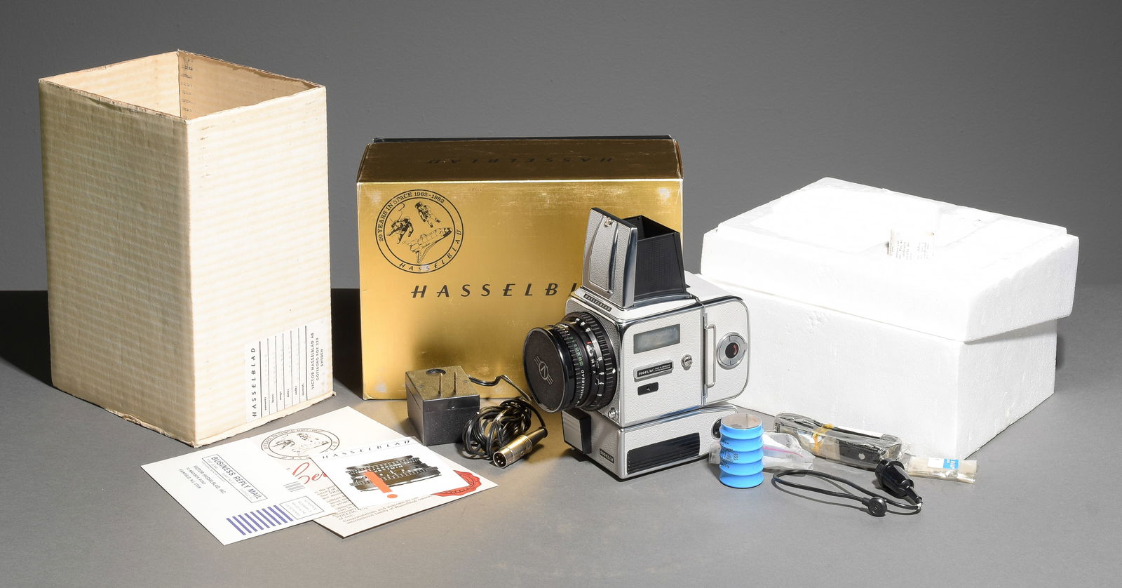 500 EL/M camera (10057) 20 Years in Space Edition in Original Packaging Nr. 0111 of 1500 (1 of 3)