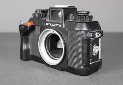 Nikonos IV-A Underwater Film Camera Body w/ 35 mm 1: 2.5 Lens (492146)