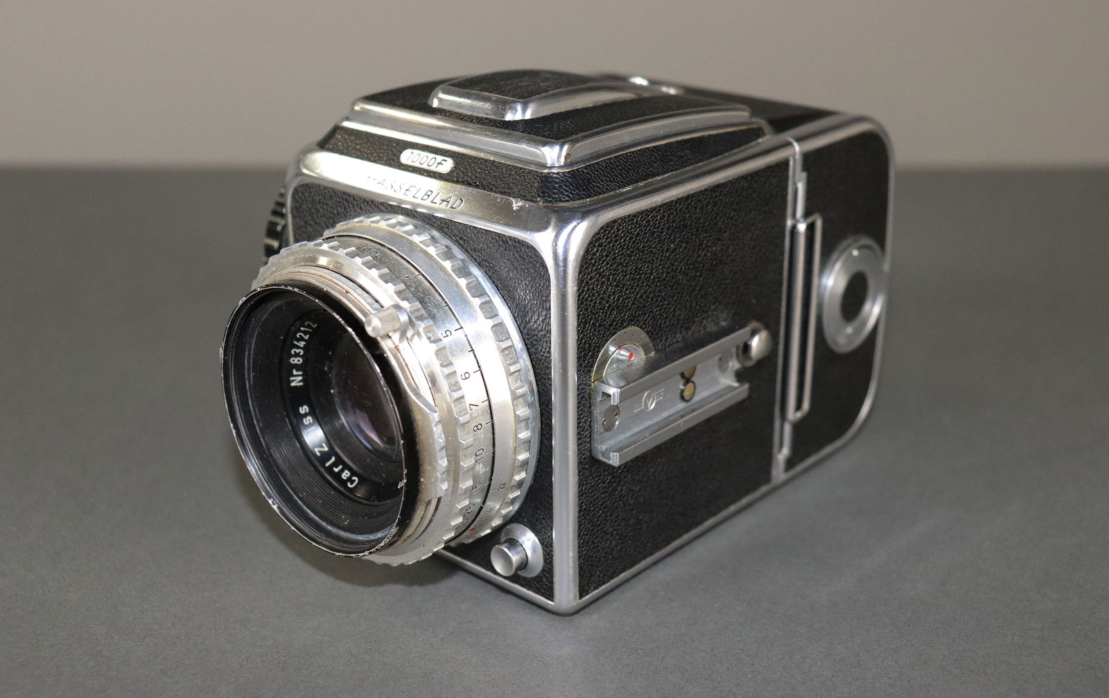 Hasselblad Camera Body - No Model Number with Carl Zeiss Tessar 1:2,8 80mm Lens with Film Magazine (1 of 7)
