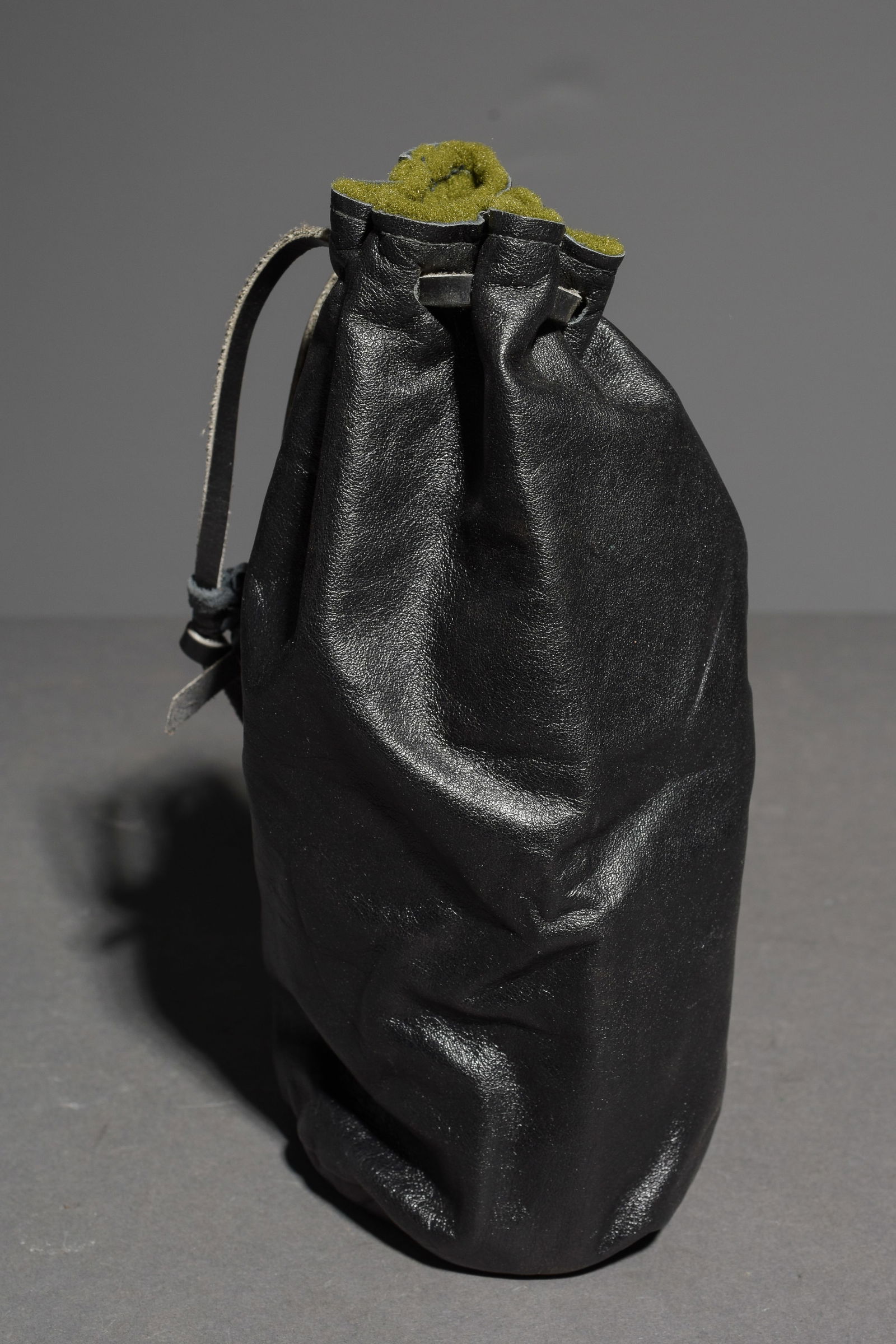 Black Leather Cinch lens case: Item: Black Leather Cinch lens caseBrand: Model/Serial Number: