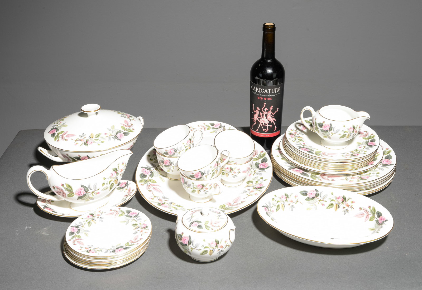 39pcs Wedgewood Bone China - Barlaston: 39pcs English Wedgewood Bone China - Etruria Barlaston "Hathaway Rose"- Platter is 1 in tall x 15 x 11.5, Dinner plates are 1 in tall x 10.75 inch diameter, Tureen is 6 in tall x 10 x 8.5 - This lot c