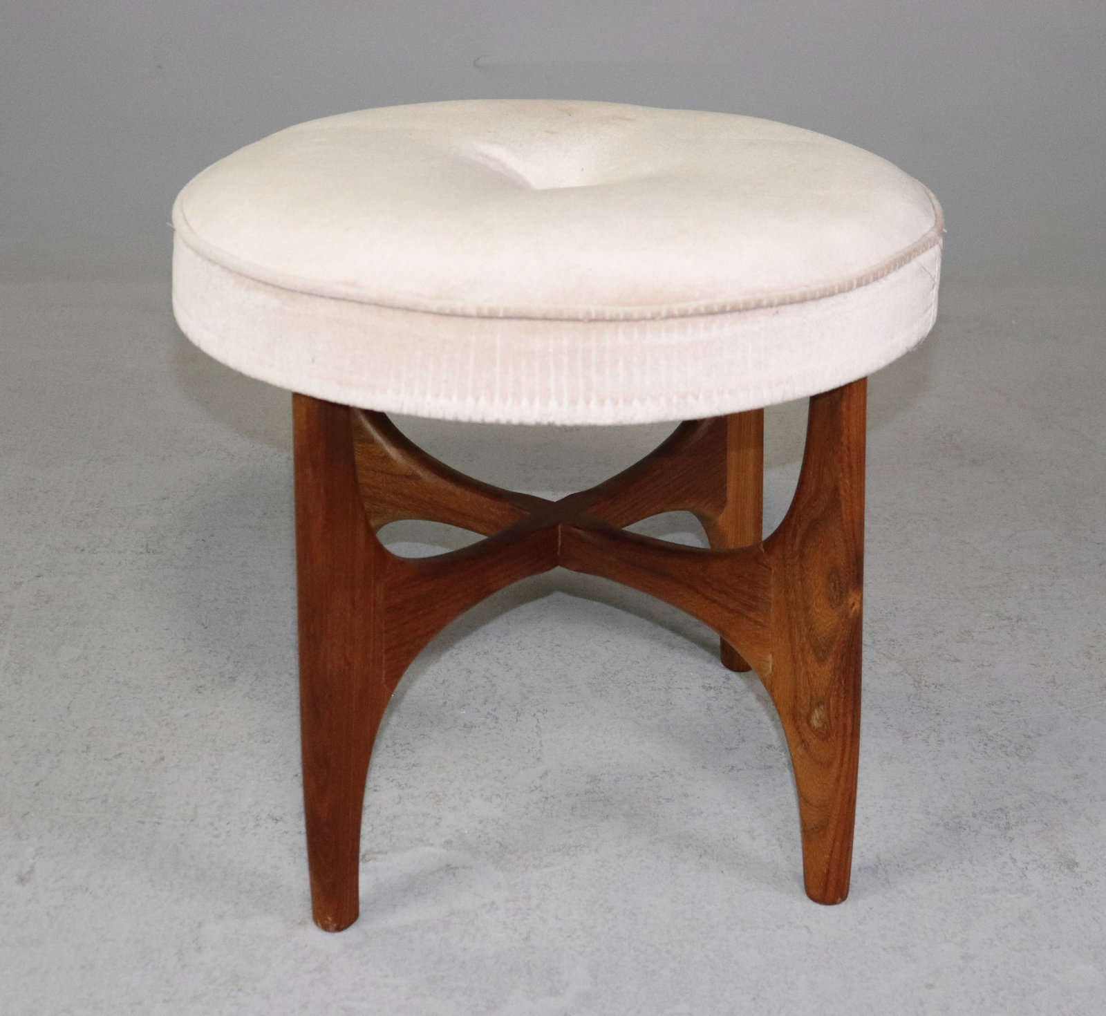 Mid Century Modern G-Plan Fresco Stool: This Danish Modern Style footstool is British and made by Mid Century Modern Furniture Maker G Plan ( Gplan ), Part of their Fresco Series. - 17.5 tall x 20.5 inch diameter