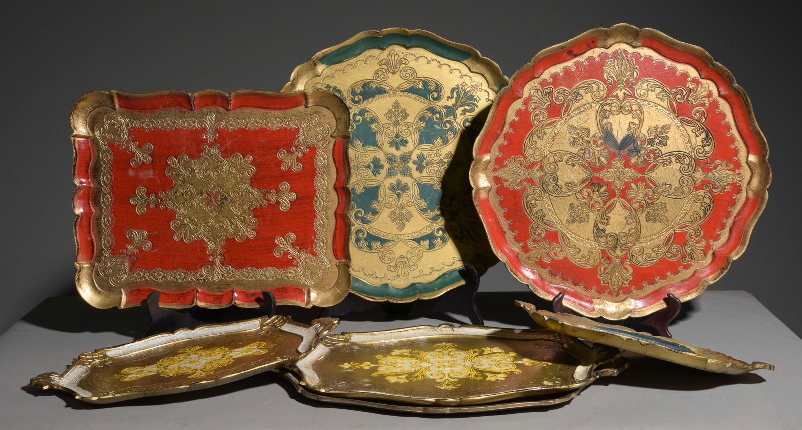 7 Assorted Plastic Florentine Trays: 7 Assorted Plastic Florentine Trays - Largest is 1 in tall x 17 inch diameter